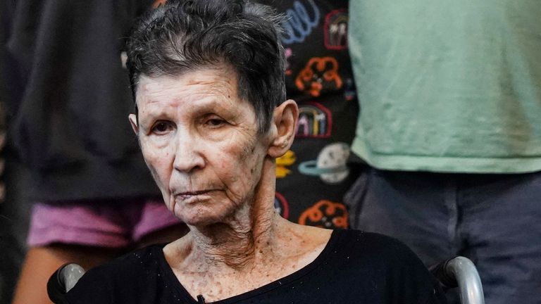 Hamas’ın serbest bıraktığı İsrailli rehine: Biz hükümetin günah keçisiydik, Hamas bize iyi davrandı