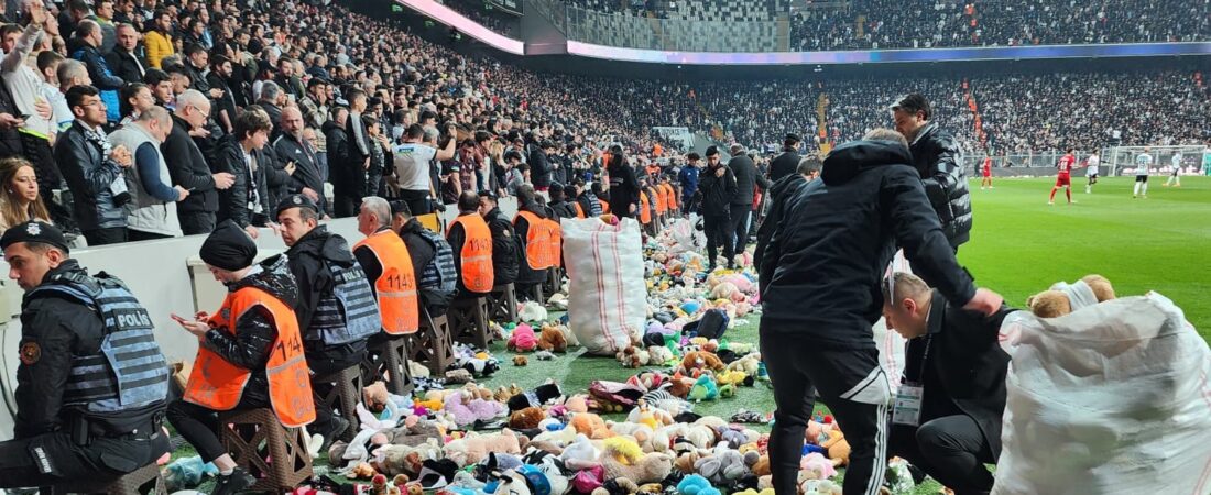 AKP ve ortağı MHP’ye tribün tepkisi çığı gibi: Beşiktaş taraftarı da ‘hükümet istifa’ dedi