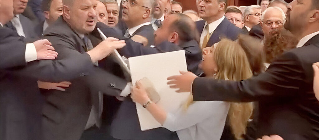 TBMM’de kayyımları protesto eden DEM Parti milletvekillerine AKP ve MHP’liler saldırdı