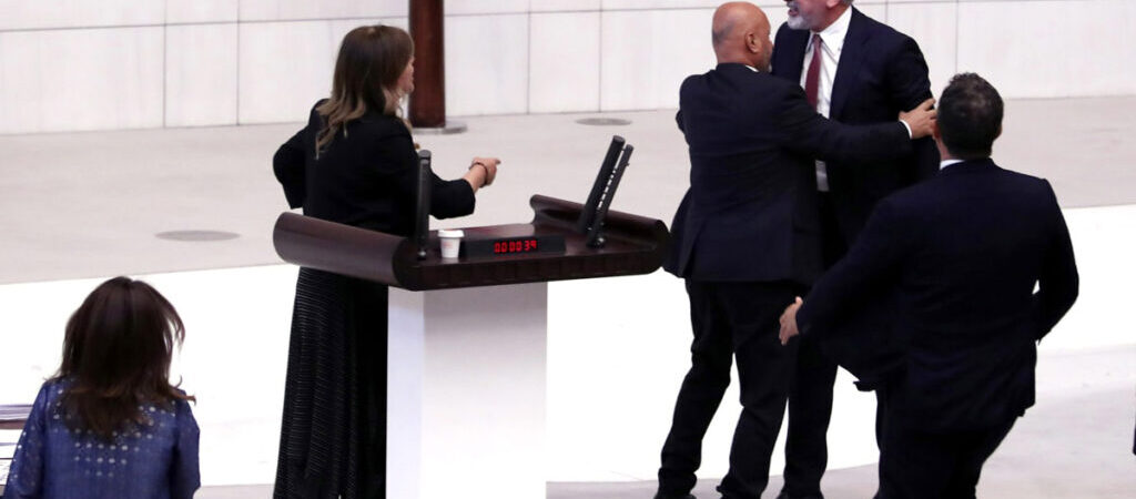AKP’li Galip Ensarioğlu, TBMM’de, DEM Partili Beştaş’a ‘şerefiz’ diyerek üzerine yürüdü
