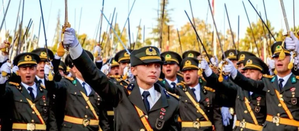 Kılıçlı yeminnde yeni gelişme: O teğmenlerin komutanı TSK’dan istifa etti