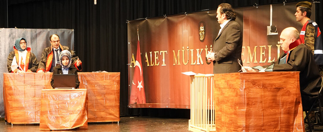 Yaşanan zulümler tiyatro oyunu ile sahneye taşındı:’Sandalyedeki Emanet’e ilk gösterim