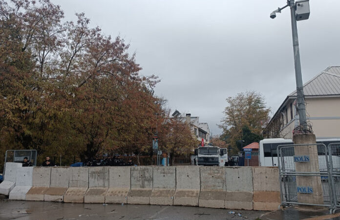 Dersim’de kayyım protestosu sürüyor: Belediyesi’nin girişi beton bariyer ve zırhlı araçlarla kapatıldı