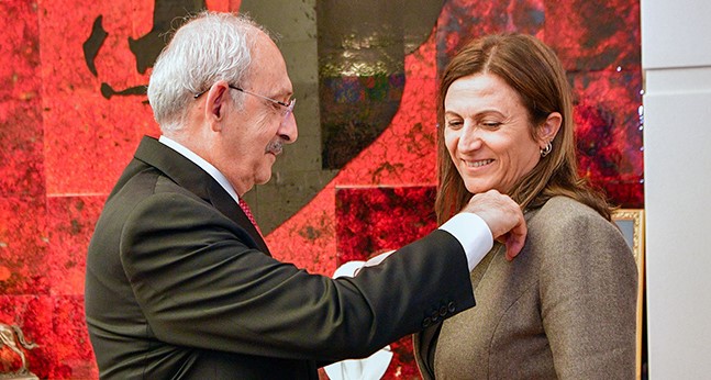 Parti rozetini Kılıçdaroğlu taktı: Suikast sonucu öldürülen Tahir Elçi’nin eşi Türkan Elçi CHP’ye katıldı