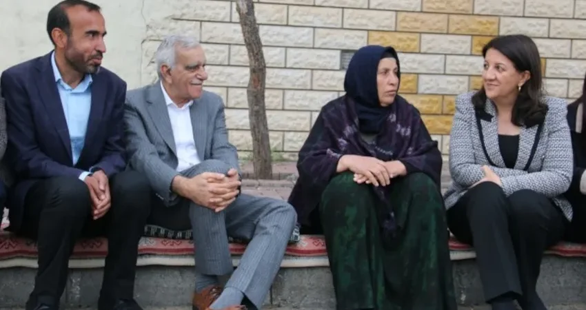 Şenyaşar ailesini ziyaret eden Pervin Buldan: Emine annemizin adalet çığlığını gözeterek oylarınızı kullanın