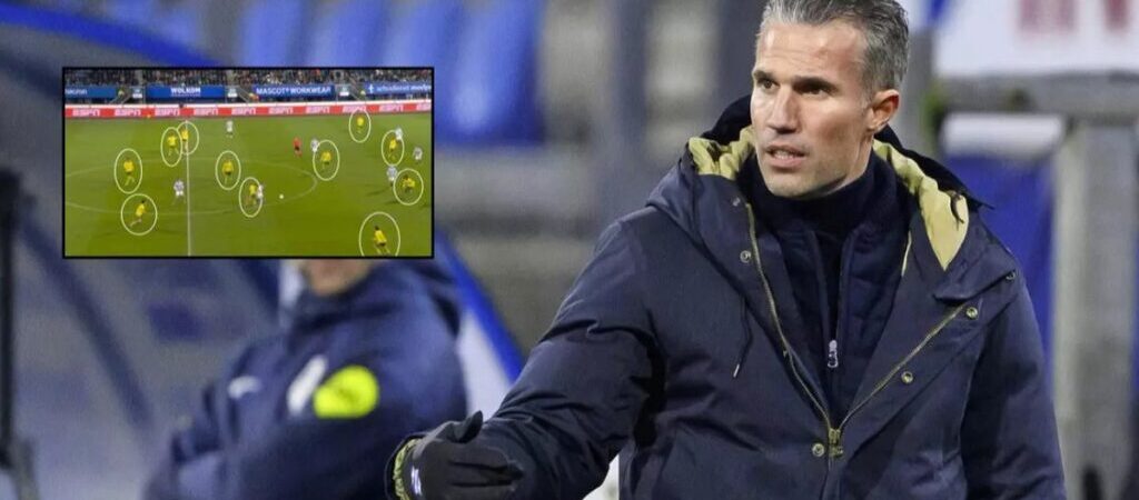 Rakip takım sahada 12 kişi oynadı, Van Persie isyan etti