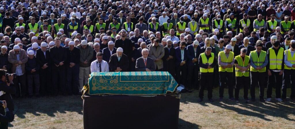  Fethullah Gülen Hocaefendi, gözyaşlarıyla son yolculuğuna uğurlanıyor