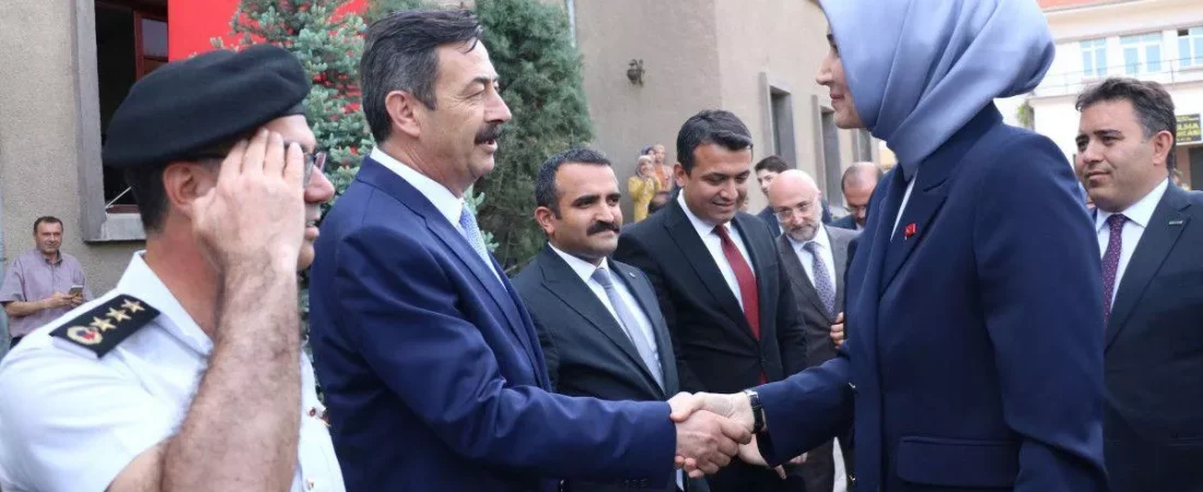 Bir çift maaş skandalı daha: AKP’nin ilk başörtülü valisi de maaş zengini