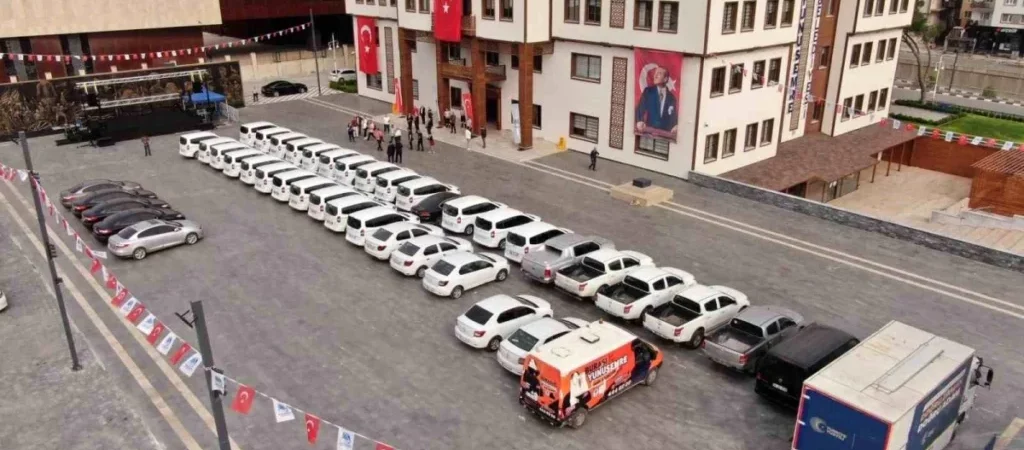 CHP Manisa’da ifşaya devam ediyor: Yunusemre Belediyesi’nde, AKP’den kalan 48 lüks araç sergilendi