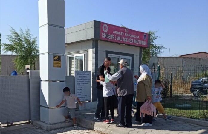 Down sendromlu Elif’in yürek burkan sevinci:Tutuklu babasına kavuştu annesi ise zindanda