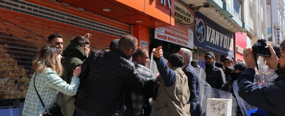 Van, irade gaspına karşı ayakta: Esnaf kepenk kapattı, polis protestoculara saldırıyor