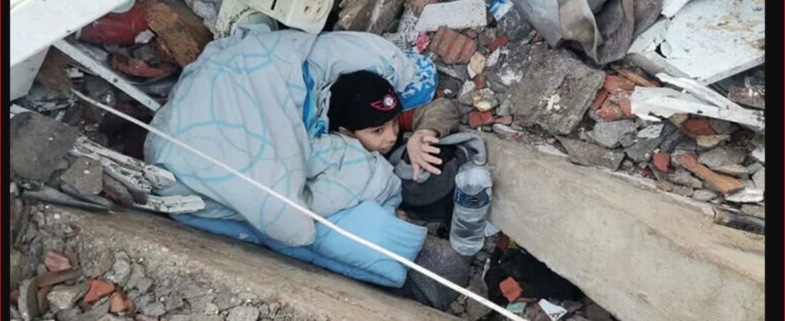 Ekip yok, vatandaşlar çıkaramadı: Enkaz altına sıkışan çocuk, dünden beri kurtarılmayı bekliyor